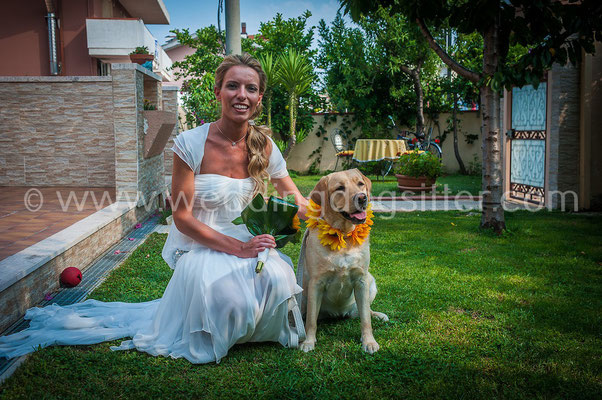 SPOSA CON BOUQUET GIRASOLI