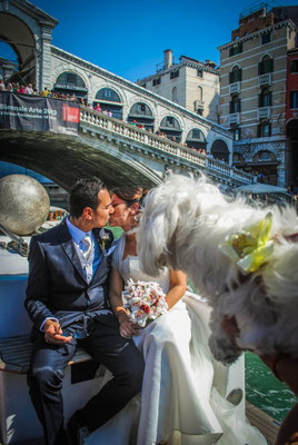 SPOSI IN GONDOLA FOTO CON IL CANE