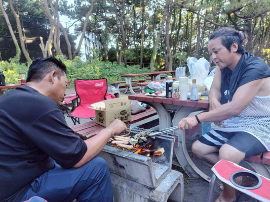 大人は別で焼き物を。