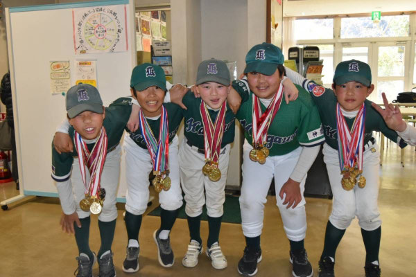 退場後の６年生５人