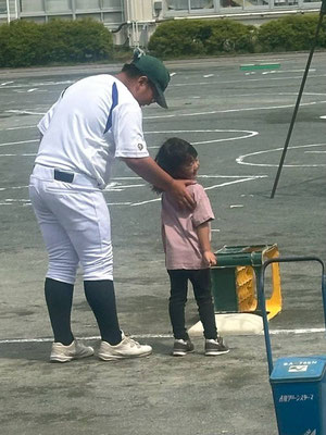 塁に出ればお兄ちゃんのエスコートで