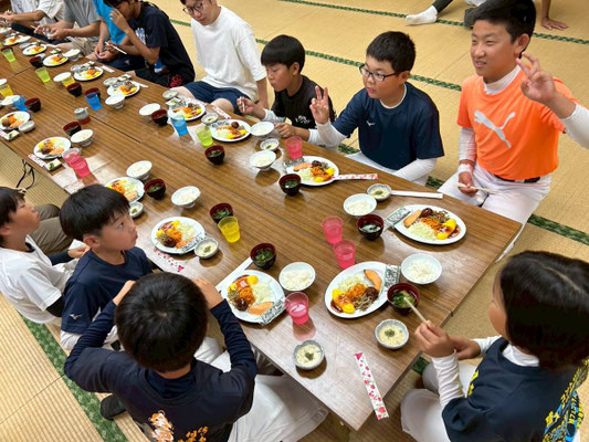 朝ごはん。いつもはこんなに食べれきれないのに合宿だと食べれるのが不思議。