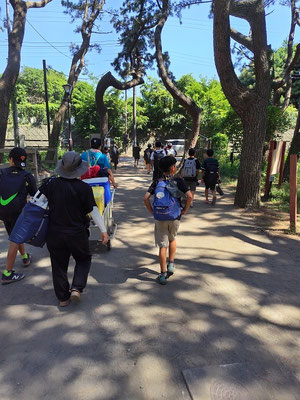 車まで荷物を運んで、、
