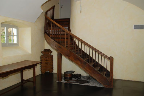 WOHNUNG STREICHEN, MALERGESCHÄFT, MALERARBEITEN, MALER, ZIMMER STREICHEN, INNENRENOVATION, FASSADENRENOVATION, TAPEZIERARBEITEN, SCHIMMELSCHUTZ, FUGENABDICHTUNG, BRANDSCHADEN, WASSERSCHADEN, BODENRENOVATION, BASELLAND, AARGAU, SOLOTHURN, BASEL, SCHWEIZ.