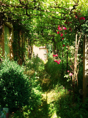 La porte du jardin, au loin, dans la continuité de la treille