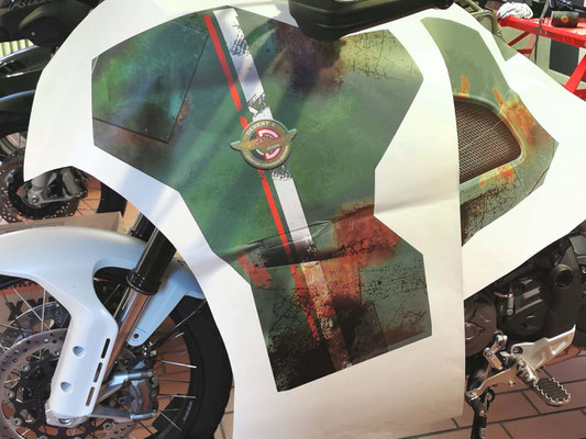 Motorrad folieren Ducati Design gezeichnet und auf Folie gedruckt - fertig zur Motorradfolierung
