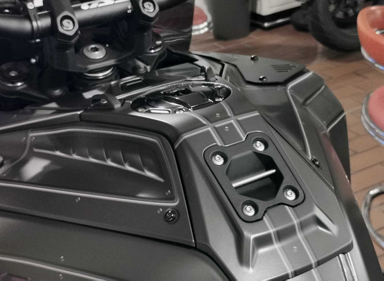 Kein Dekorsatz, kein Airbrush - Motorradfolierung mit individuellem Design GIANT auf einer BMW R1300GS Adventure