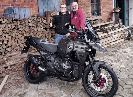 Design Giant auf Folie zur Motorradfolierung - Fahrzeugübergabe
