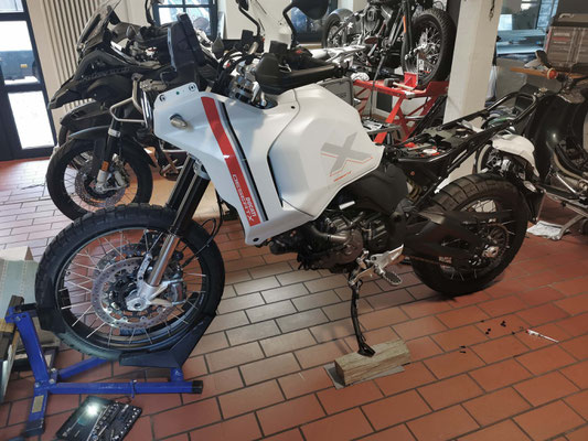 Motorrad folieren Ducati Desert X Vorbereitung Demontage