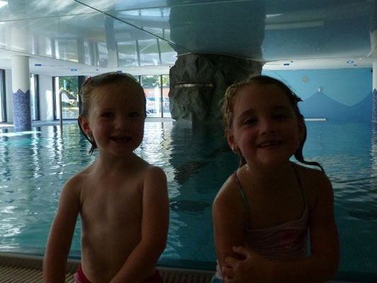Paula (3 Jahre und 5 Monate) und Henrike (3 Jahre und 11 Monate)