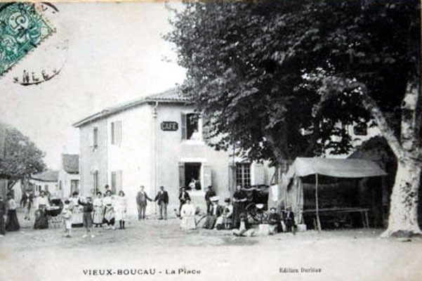 1903 - Le marché, place de la Mairie. Actuellement bar du centre