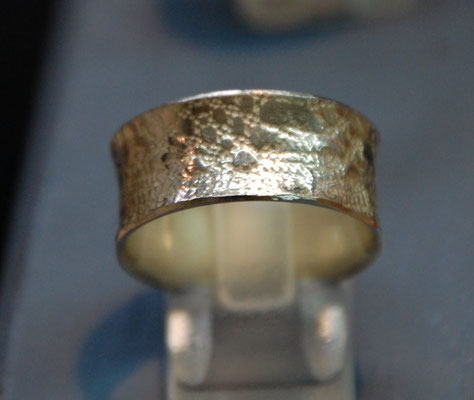 Ring mit eingeprägter Textiler Spitze.