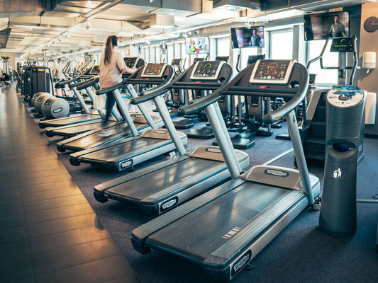 Cardiobereich mit Laufbändern im NOW FIT Salzburg-Liefering – modernes Fitnessstudio nahe Freilassing mit Parkplätzen direkt vor der Tür