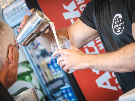 Proteinshake-Bar im NOW-FIT Fitnessstudio Salzburg – ideal nach dem Training, auch aus Freilassing schnell erreichbar