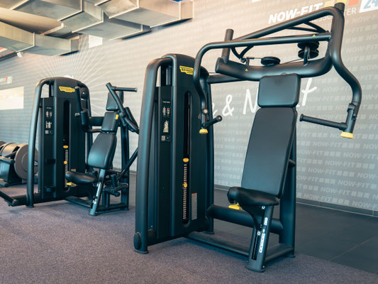 Technogym Brusttraining Geräte im Fitnessstudio NOW FIT Salzburg – ideal für gezieltes Muskeltraining nahe Freilassing