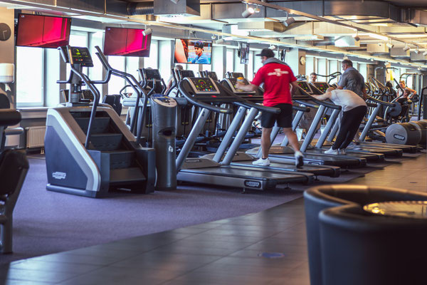 Ausdauertraining im Fitnessstudio NOW-FIT Salzburg nahe Freilassing – moderne Laufbänder und Stepper für effektives Herz-Kreislauf-Training