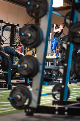 Trainingsbereich im NOW FIT Fitnessstudio Stephanskirchen mit modernen Geräten – ideal für Mitglieder aus Prutting, Riedering und am Simsee