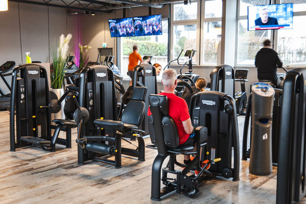 Krafttraining bei NOW-FIT Stephanskirchen mit modernen Geräten und persönlicher Betreuung im hellen Trainingsbereich