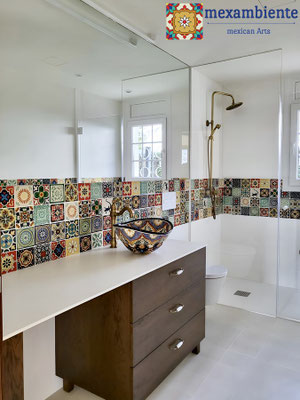 Bad mit mexambiente Fliesen 11x11 cm und Waschbecken ACAPULCO