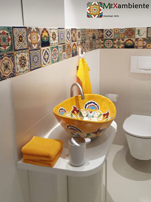 Tolles Gäste WC mit Mexambiente Aufsatzwaschbecken MEX7 Puebla + Bordüre mit 11x11 cm Fliesen von Mexambiente