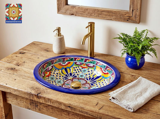 Buntes, ovales Einbauwaschbecken im rustikalen Badezimmer-Waschtisch aus Holz