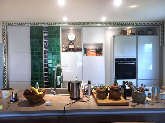 Küche mit einfarbigen Fliesen in grün und Bordüre OC 111 - Format 11x11 cm
