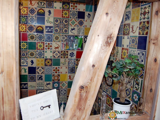 Buntes Badezimmer im schönen Patchwork Stil mit Mexiko Fliesen von Mexambiente