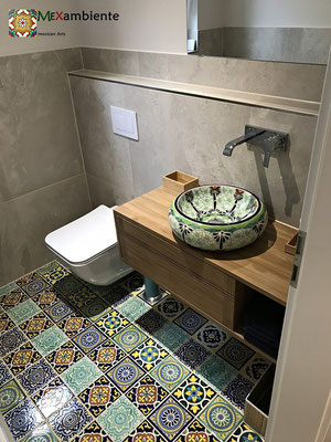 Gäste Toilette mit Waschbecken Donna Pasion und Fliesen ca.15x15 cm Premium aus Mexiko