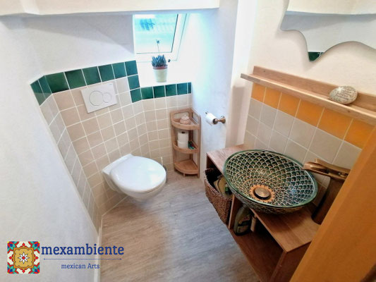 Gästebad mit Fliesen 11x11 cm und Aufsatzwaschbecken MEX3 Pavo verde