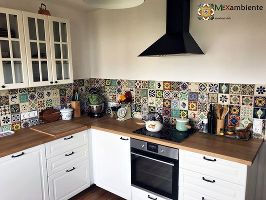 Schöne Küche mit Fliesenspiegel im Patchwork-Stil mit bunten gemusterten Fliesen 11x11 cm
