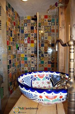 Buntes Badezimmer im schönen Patchwork Stil mit Musterfliesen aus Mexiko und ein handbemaltes Waschbecken von Mexambiente