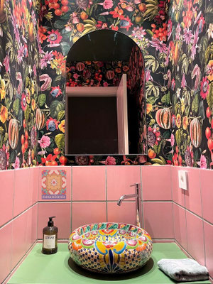 Farbiges Waschbecken im Gäste-WC FRIEDA