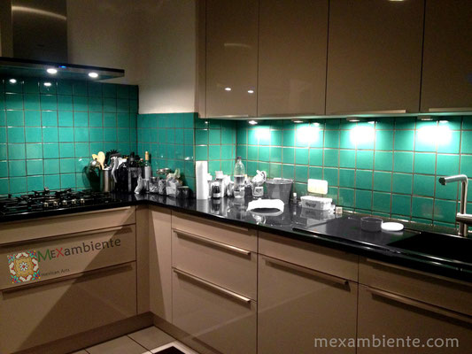 Für den besonderen Effekt: Moderne Küchen in Kombination mit handbemalten Mexambiente-Fliesen, hier türkis (Grün UG4)