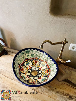 Aufsatzwaschbecken oval MEX7 Cancun auf einem rustikalen Holzwaschtisch