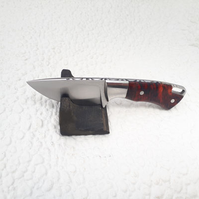 Blade model: Kabouter Red sunset 12,8 CM, Steel:O1, Handle:stabilist wood, Finisch: beld, Filework: baredwhire, HRC:55-60, Birthday:13/06/2023, Comes with leather sheat, Price: 330 inc BTW exc shipping, contact me via mail