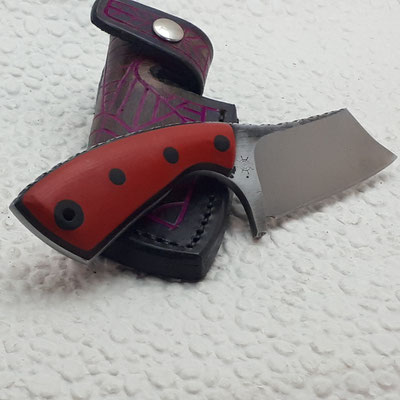 Blade model:Lusus Naturae 13,5 CM, Steel:O1, Handle:G10, Finisch: dirtybeld, Filework: rope, HRC:55-60, Birthday:13/03/2023, Comes with leather sheat, Price:185 inc BTW exc shipping, contact me via mail 