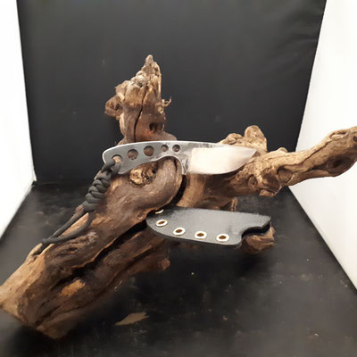 Blade model:skelleton, 14,5cm thicknes 5.5MM, Steel:1095, Handle:no, Finisch:beld, Filework:no, hrc:55-60, Birthday:25/09/2023, Comes with a kydex sheat and lanyard, Price:100€ inc BTW exc shipping, contact me via mail