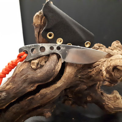 Blade model:skelleton, 14,5cm thicknes 5.5MM, Steel:1095, Handle:no, Finisch:beld, Filework:no, hrc:55-60, Birthday:25/09/2023, Comes with a kydex sheat and lanyard, Price:100€ inc BTW exc shipping, contact me via mail