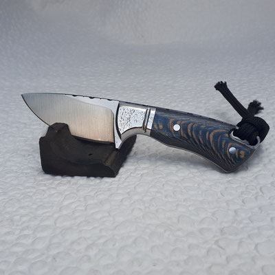 Blade model: Kabouter Bleu zebra 12,8 CM, Steel:O1, Handle:stabilist wood, Finisch: beld, Filework: with filework, HRC:55-60, Birthday:30/05/2023, Comes with leather sheat, Price: 330 inc BTW exc shipping, contact me via mail