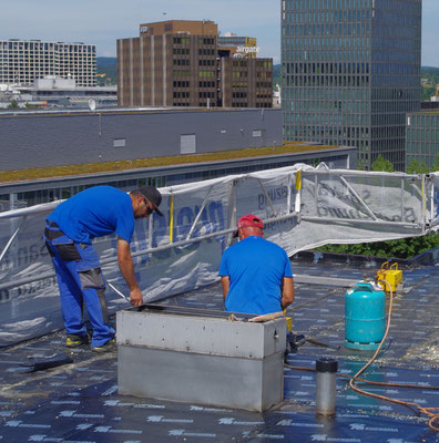 Erneuerung der Flachdachabdichtung vor der Installation der Photovoltaikanlage