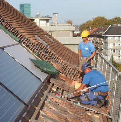 Solaranlage mit Solarthermie für die Warmwasserbereitung und Anpassung des Ziegeldaches