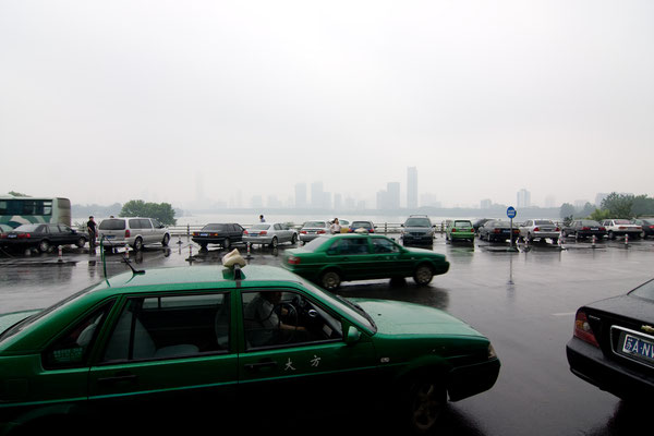 Taxi mit Skyline von Nanjing - © Dirk Brzoska