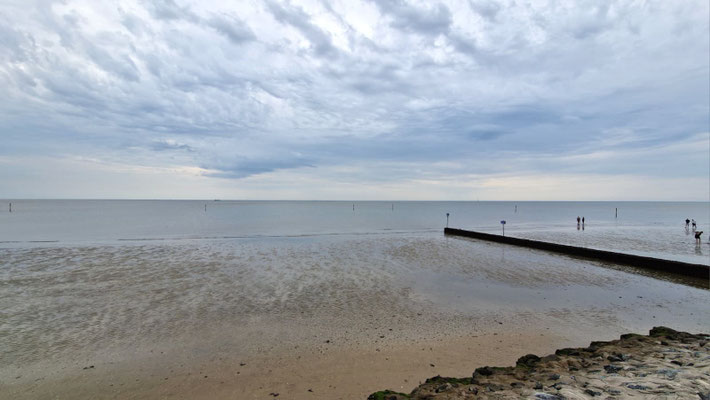 Zu Beginn ist noch einiges los am Strand, am Ende sind wir unter den Letzten, die vor dem nahenden Regen flüchten