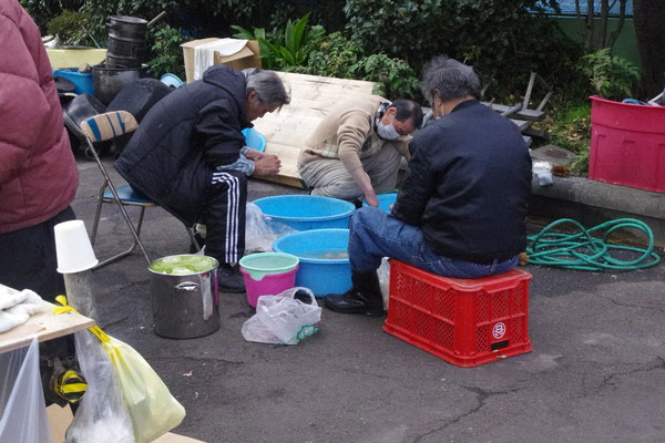 おまけ：炊出しの材料の皮むき風景