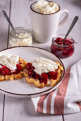 Waffeln mit heißen Kirschen und Sahne