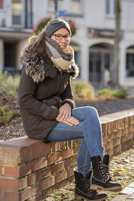 Svenja auf der Mauer