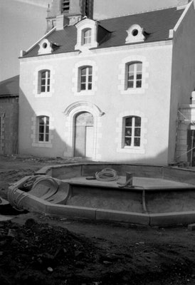 Construction de la fontaine en granit, Musée des Métiers