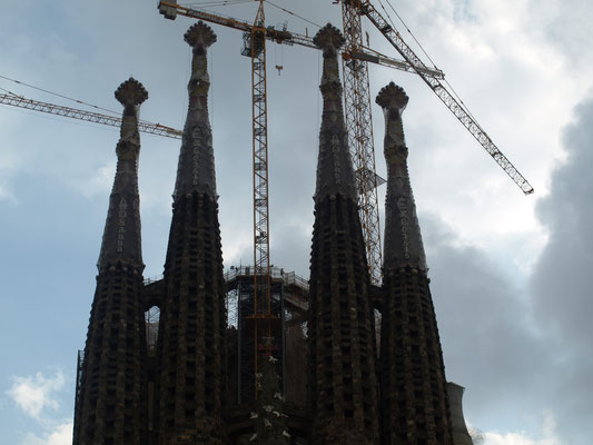 An der Aussenfassade dominieren noch die Baukräne