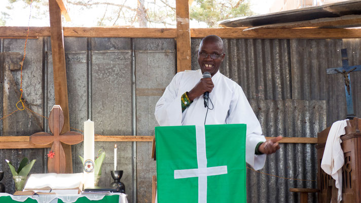 Pastor Shemagonga während des Gottesdienst