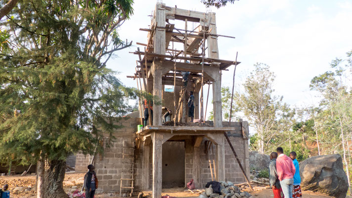 Im Dorf wird grade die Kirche vergrößert bzw. neu gebaut